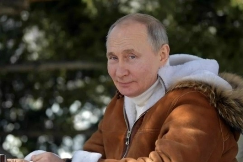 Стало известно куда Владимир Путин ежемесячно перечисляет большую часть