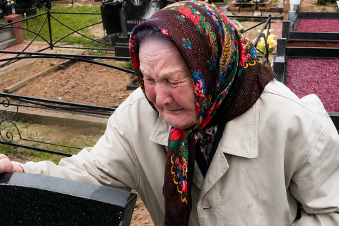 80-летняя мать продала дом ради сына, терпела унижения в его квартире и молча согласилась на дом престарелых. А когда дети привезли ее туда и она вышла из машины, то увидела совсем не приют.