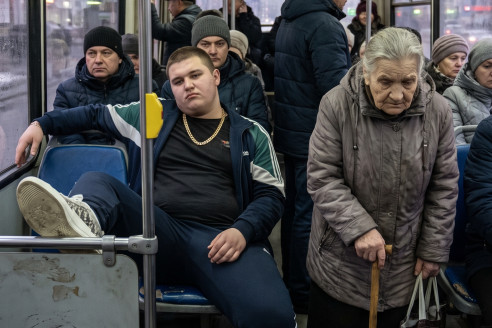 Толстый и избалованный парень отказал пожилой женщине в свободном месте рядом с собой в автобусе и поставил ногу на сиденье, но следующая остановка изменила все...