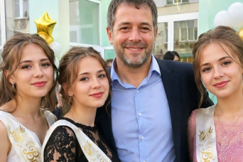 Я 18 лет растил трех племянниц, которых подбросил мне мой брат. А на выпускном в школе они вышли на сцену и вслух прочитали записку, которую их отец оставил в день побега.