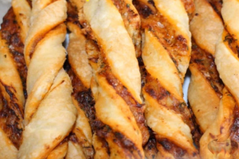 Отличная острая закуска с сыром: Сырные палочки из слоеного теста