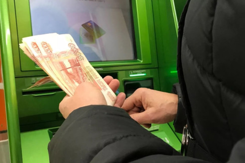 Россиянам советуют забирать деньги с накопительных счетов. Названа причина