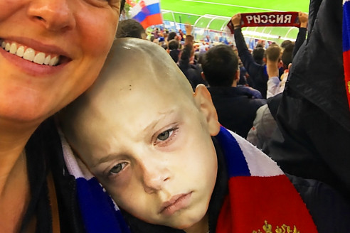 Врачи сказали, что моему 10-летнему сыну с раком 4 стадии осталось совсем мало времени. Его последнее желание было попасть на футбольный матч, но когда наши имена прозвучали на весь стадион, мой муж вдруг побледнел.
