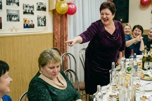 Ну что, отличница-неудачница, в школе ты была первой, а чего добилась в жизни?