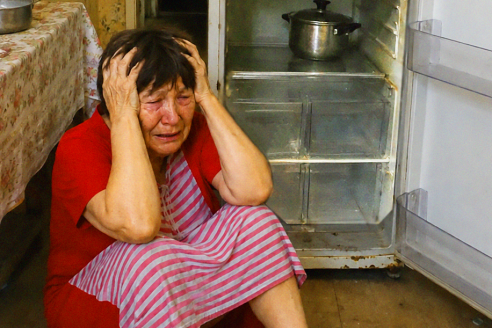 Невестка выманила у моей 70-летней мамы 300 тысяч, а потом заявила, что старухе деньги все равно не нужны. Но уже на следующий вечер сама сидела белая как мел, когда за столом всплыла правда.