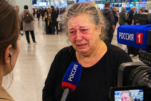 Моя семья бросила меня в аэропорту после того, как я похоронила мужа в другой стране. Никто из них не захотел забрать меня, но на следующий вечер они увидели меня в местных новостях, и их мир рухнул.