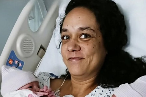 55-летняя женщина родила двойню. Зять пришел в роддом поздравить тёщу. Он взглянул на младенцев и увидел на них родимое пятно. Такое же, как у него самого. Бедолага на мгновение перестал дышать ...