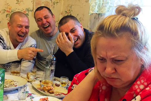 Друзья моего мужа годами называли меня «маслом» — когда я наконец спросила, почему, смех прекратился, и все наконец-то поняла про мужа.
