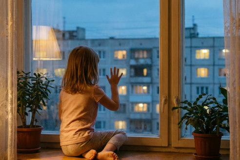 Девочка 5 лет махала одному окну в доме напротив. Там никто не жил. Родители проверяли