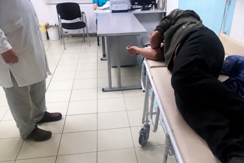 Главврач утром орал на хирурга за операцию бездомному, называл его мусором и вышвырнул Татьяну из клиники. А уже через несколько часов сам стоял перед ней на коленях и умолял спасти.