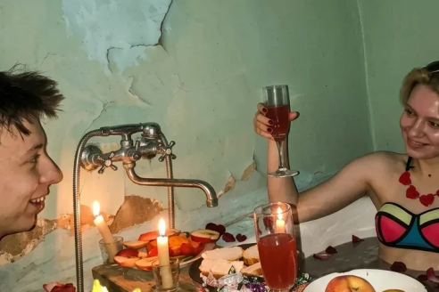 Я пришла домой в обед. Мой муж был в ванной с соседкой. Я заперла дверь и позвонила её мужу.