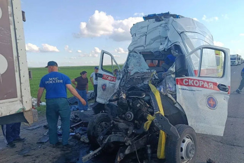Машина скорой помощи попала под фуру в Башкирии, погибли два врача и пассажирка