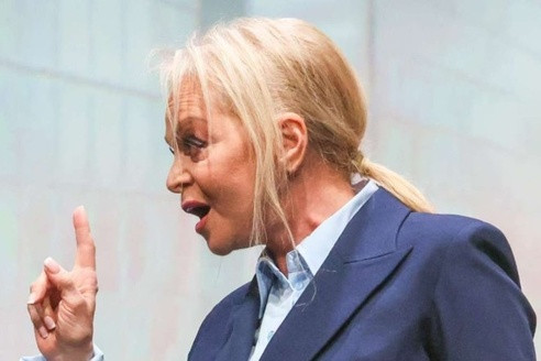 Словно на распятие: Лариса Долина ответила на травлю новой песней