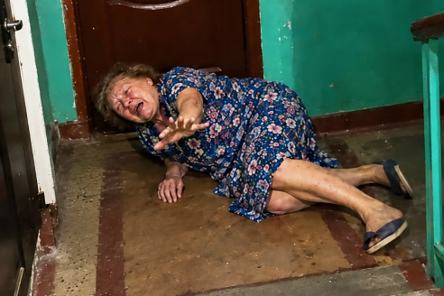 Спустя 20 лет я приехала в квартиру, которую когда-то переписала на сестру, и застала её спящей на коврике у двери, в старых лохмотьях, пока мой сын при гостях вытирал об неё ноги и называл сумасшедшей служанкой.