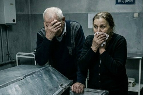 Родители не поверили, что их абсолютно здоровый сын военный мог умереть от какой-то непонятной болезни, и настояли на том, чтобы открыть цинковый гроб: то, что они обнаружили внутри, потрясло всех