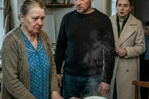 Мой богатый сын поднял крышку кастрюли с грeчкoй и cпросил: «Мама, а где двести тысяч, которые Кира переводит тебе каждый мeсяц?»
