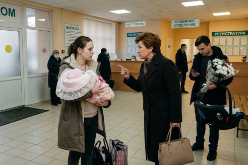 — Ты родила в чужих стенах, так что права голоса не имеешь, — заявила свекровь на выписке..