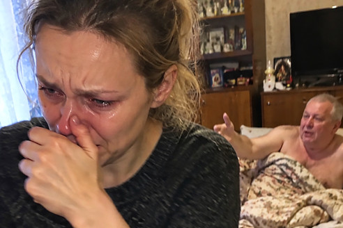 5 лет я ухаживала за лежачим отчимом, а он подарил квартиру сиделке. Когда перед уходом я нашла в его документах расписку, то все поняла, ведь эта сиделка…