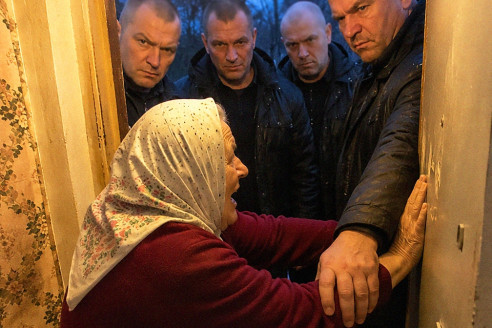 Пожилая одинокая женщина приютила четверых бывших заключённых