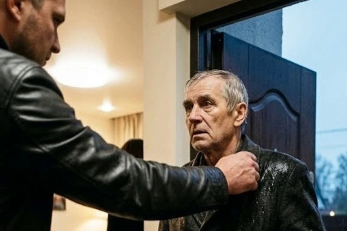 Я стоял в приxожей у дочеpи и смотрел, как они с зятем пpазднyют пpодажу моей квaртиpы, считая мeня «отрaботaнным матеpиалом».