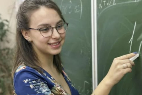 Весь класс глумился над хрупкой новенькой, пока не узнал, что за её тихими манерами скрывается боевое прошлое