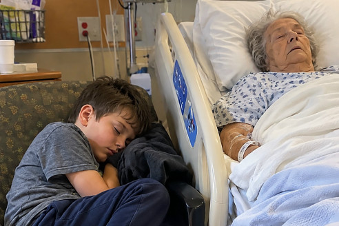 Я очнулась после комы и увидела 9-летнего внука, спящего рядом с моей больничной койкой. Он обнял меня и прошептал: «Бабушка, когда в следующий раз придёт тетя, притворись, что все еще спишь. Тогда ты поймешь, почему я не отходил от тебя»