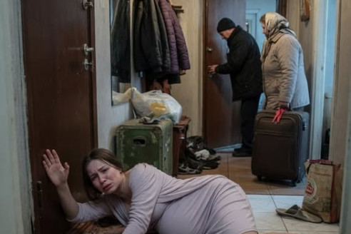 На 38-й неделе беременности свекровь посмотрела на мой живот, взяла сына за локоть и сказала так спокойно, будто просила вынести мусор