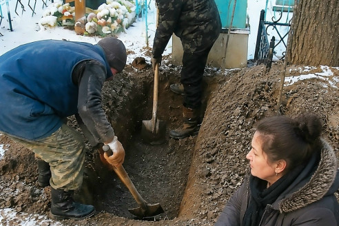Женщина не поверила военному комиссару, ночью сама приехала на кладбище и велела раскопать свежую могилу сына-солдата. А когда гроб вскрыли, даже мужики с лопатами отшатнулись и побледнели.
