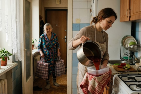 Тётя осталась на два года, выкупили её долю и проводили с пакетом борща