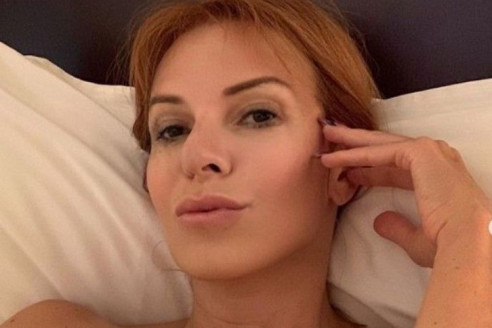 Звезда 90-х Наталья Штурм украсила обнаженную грудь вишенками и взбитыми сливками