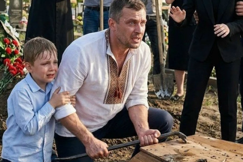 Холодные пальцы под красной гвоздикой