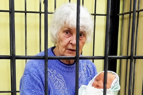 В 79 лет я родила дочь, и дети тут же потащили меня в суд, чтобы признать невменяемой. Они делили мое имущество, но когда в суде прозвучал вопрос, кто отец девочки, все рухнуло в одну секунду.