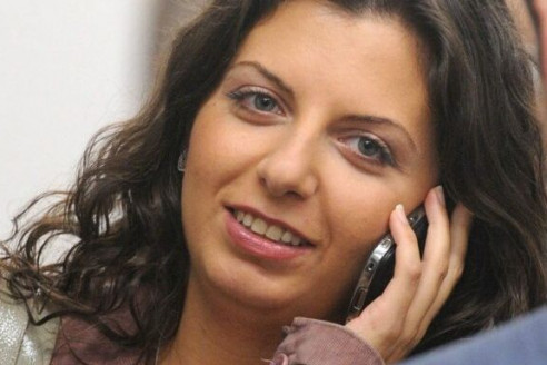 Грудь выпала: Симоньян оконфузилась в эфире
