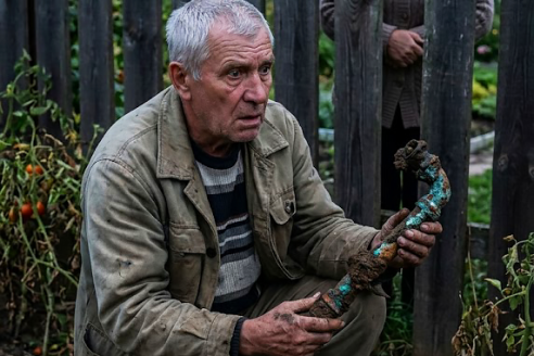 Агроном побледнел, когда увидел, что мой отец выкопал на границе с участком соседки. 15 лет он травила наш огород лишь с одной целью.