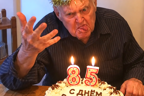 В день моего 85-летия бывшая ученица принесла торт, поставила его на стол и сказала: «Сергей Петрович, сегодня ваша семья наконец узнает, что вы сделали со мной, когда мне было 17 лет». Моя дочь побледнела.