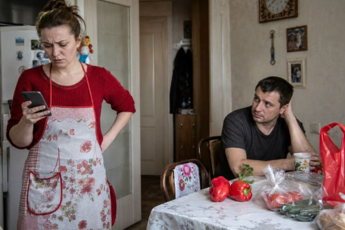 — К нашему приезду накрой нормальный стол, — велела родня мужа хозяйке дома. Она переслала список супругу — продукты он впервые покупал на с