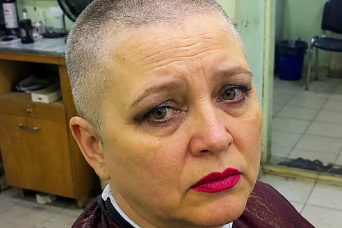 Муж 20 лет заставлял состригать меня мои волосы. Я думала, что это его способ контролировать меня, пока после его инфаркта парикмахер не отдала мне коробку, которую хранила все эти годы.