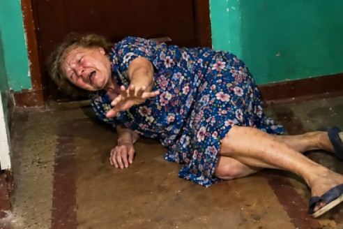 Спустя 20 лет я приехала в квартиру, которую когда-то переписала на сестру, и застала её спящей на коврике у двери, в старых лохмотьях, пока мой сын при гостях вытирал об неё ноги и называл сумасшедшей служанкой.