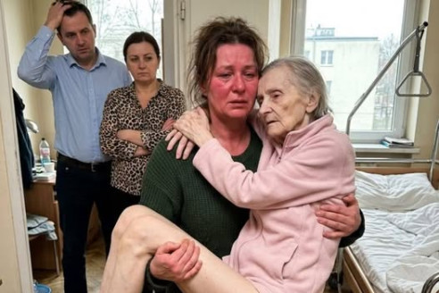 Мой муж ушёл жить к любовнице… А я тихо привезла к их двери его лежачую мать.