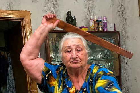 Свекровь избила внука за кусок блина, а когда мать ребёнка влетела на кухню, поняла: её мальчиков в этой семье считали чужими не просто так.