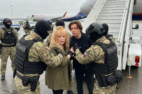 Пугачёву и Галкина* схватили прямо у трапа в Шереметьево: