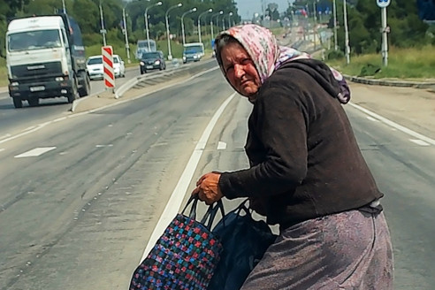Холостяк подобрал на трассе 70-летнюю бездомную. Привез её к себе домой и сказал брезгливо: «Иди помойся!», но когда она вышла из душа он...