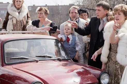 Родня мужа смеялась над моим приданым и называла «бесприданницей». Но когда нотариус огласил завещание деда, они первыми прибежали ко мне...