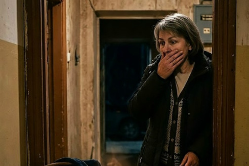 Ольга зашла в квартиру матери, запертую 10 лет назад, и не повериал глазам. Она увидела на столе дымящуюся чашку чая, и халат на стуле который она выбросила.