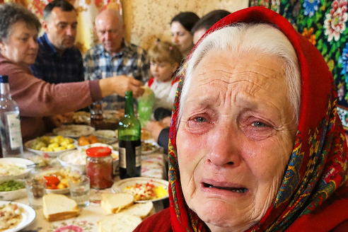 Моя 87-летняя бабушка в слезах позвонила всей семье и сказала: «Приезжайте в воскресенье, это будет наш последний совместный ужин». Мы подумали, что врачи сказали ей страшное, но реальность оказалось более жуткой.