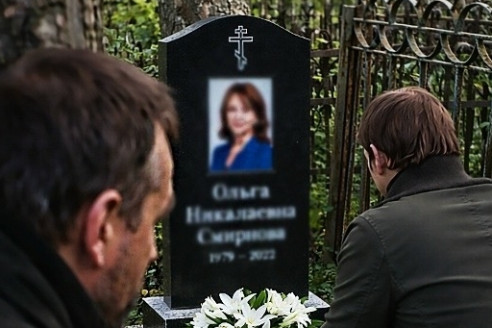 Год я находил на могиле жены чужие цветы. Однажды спрятался и услышал как незнакомый мужчина говорит такое, от чего у меня все оборвалось.