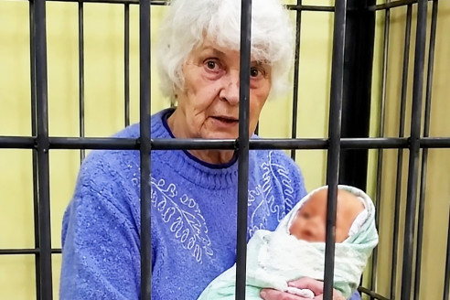 В 79 лет я родила дочь, и дети тут же потащили меня в суд, чтобы признать невменяемой. Они делили мое имущество, но когда в суде прозвучал вопрос, кто отец девочки, все рухнуло в одну секунду.
