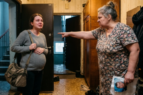 Она резким движением достала из кармана... Читать далее (нажмите сюда)⬅️
