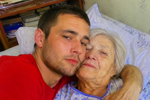 31-летний холостяк приютил у себя прикованную к постели 76-летнюю соседку. Ее родня решила, что он охотится за квартирой, но когда они узнали, что он шептал ей по ночам, они были в шоке.