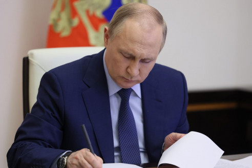 Закон подписан: Путин утвердил индексацию пенсий работающим пенсионерам и новые льготы